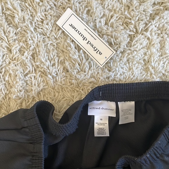 Black dress pants with elastic waist (new) - Picture 4 of 4